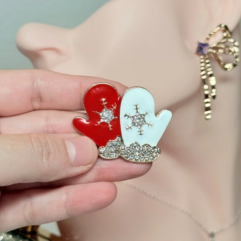 🎄 Red and White Mitten Brooch with Crystals - Picture 3 of 6